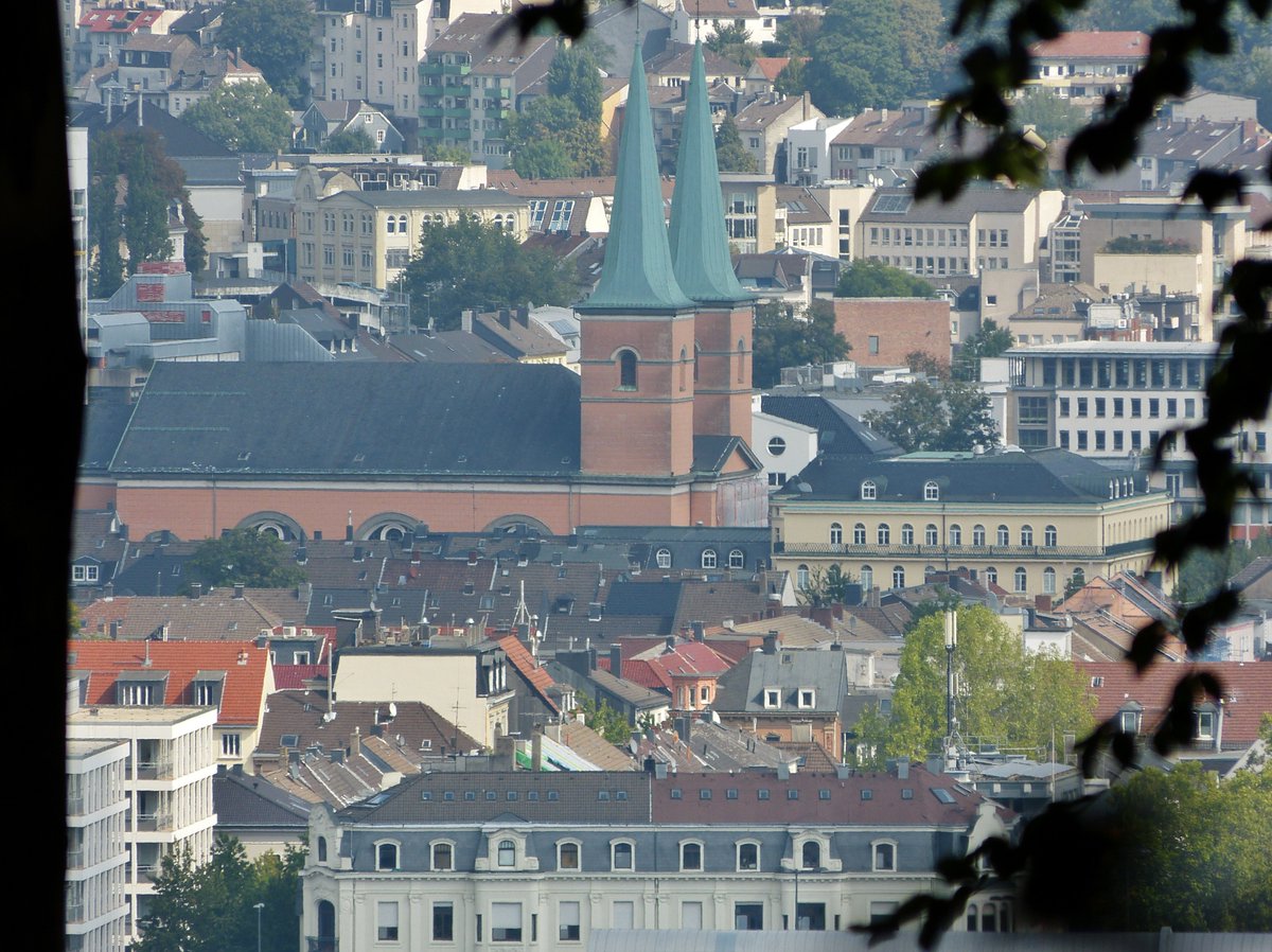 Ein Blick von der Königshöhe auf die westliche Innenstadt wirkt fast romantisch: eingerahmt von Ästen, Stämmen und Blättern präsentieren sich die Dächer des Luisenviertels von den Gründerzeithäusern am Robert-Daum-Platz bis zur Laurentiuskirche. #Wuppertal #Elberfeld