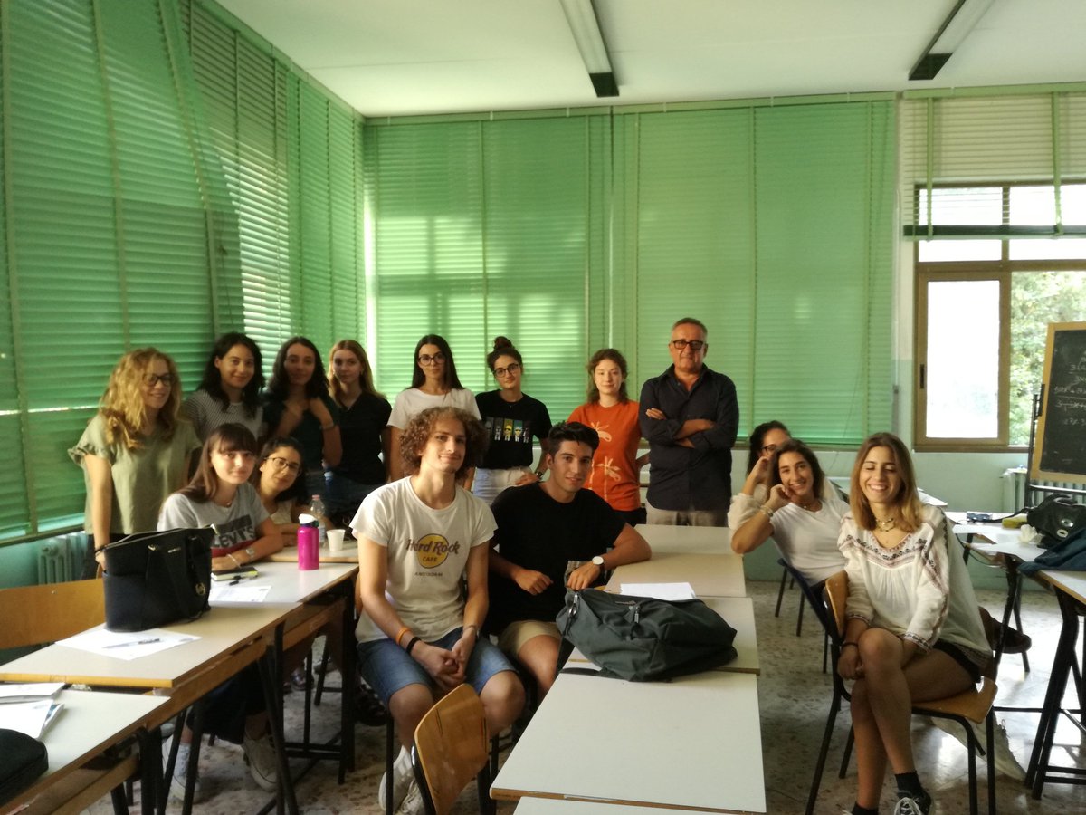 PresideGrotti's tweet photo. #LiceoRedi: ultimi incontri di preparazione per il progetto scuola/lavoro in Spagna presso il Liceo. Arrivo in Spagna presso il campus. https://t.co/PfPTjwAnb5