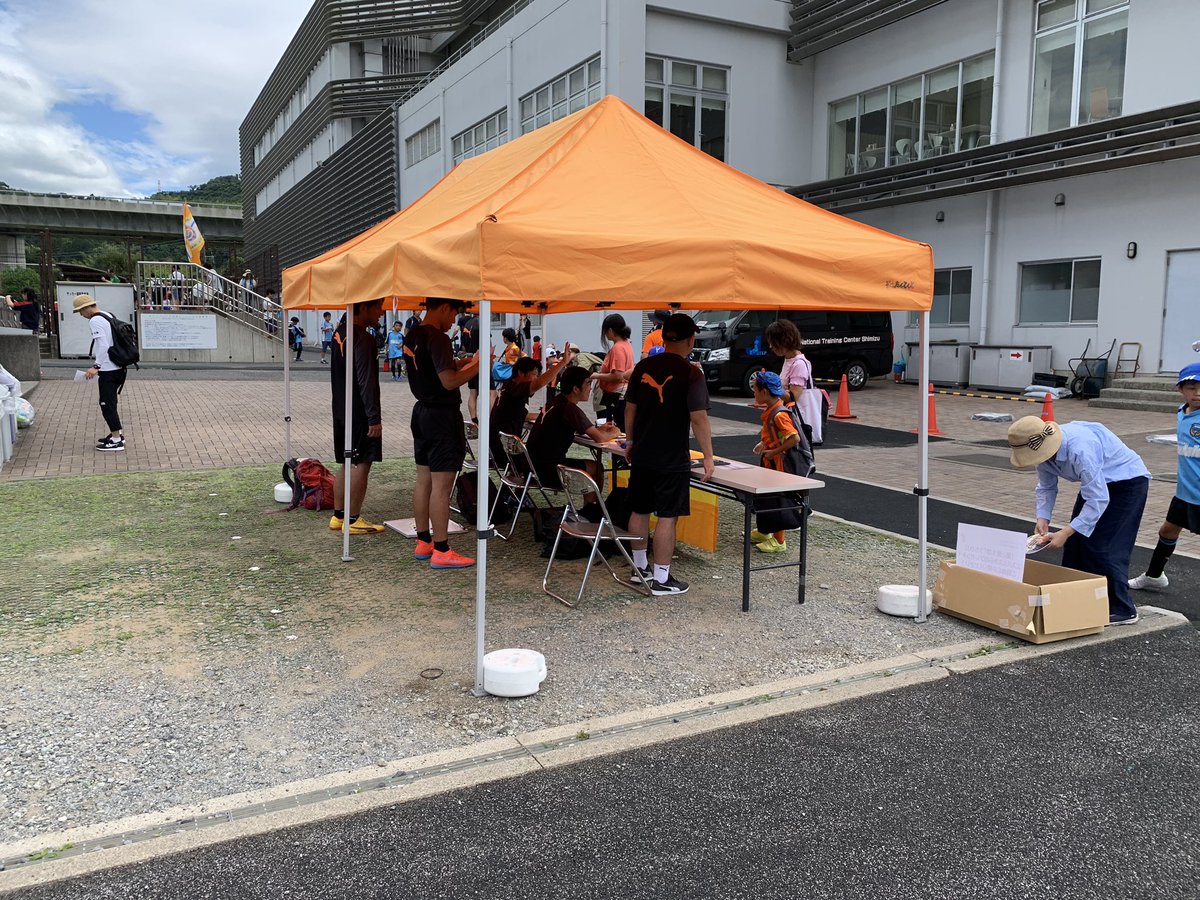 エスパルスサッカースクール公式 エスパルスサッカースクール招待試合 これから台風が近づいてくる中 どのチームも元気良く 集まってくれました 全力で闘い 全力で喜び合う １日となりますように 2年生の招待試合スタートです Spulse