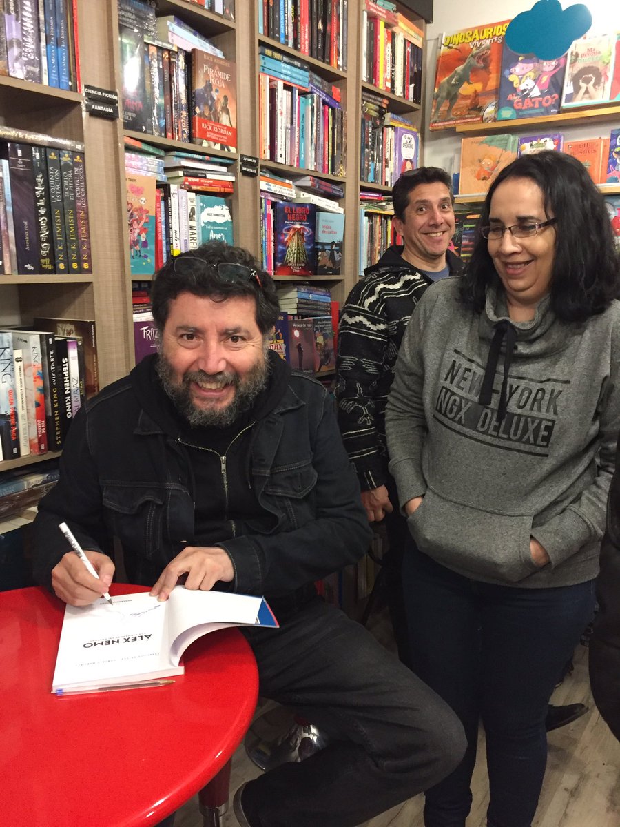 QueLeoForestal's tweet photo. @Gonzo_Martinez y #AlexNemo en la #MaratonDeFirmas @megustaleercl https://t.co/7Qk47GgY2m