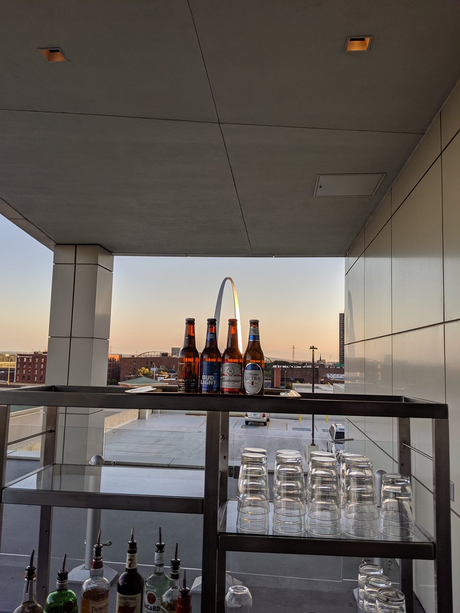 RudyGIII's tweet photo. I was at the Isaac Bruce Gala lastnight.
As I was getting my beer, I thought what fitting pic. The four seasons serving the hometown finest with an amazing backdrop. @budweiserusa @budlight @MichelobULTRA #BudSelect https://t.co/8j3ZDJ5Ato