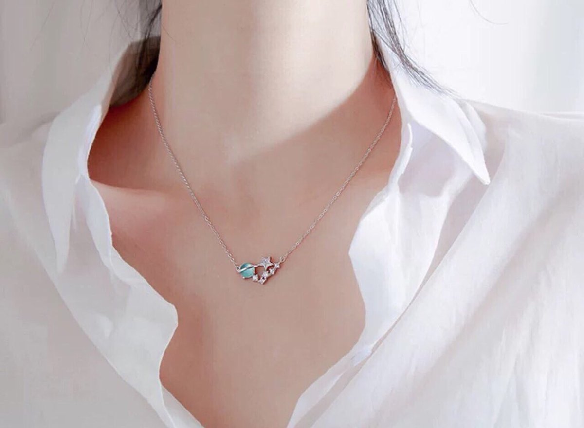 93xStore's tweet photo. < เปิดพรี รอบที่ 4 > 
💫 เช็ตสร้อยคอ Planet ได้ 3 เส้น ราคา 150 บาท มี 2 สีโรสโกลด์, ฟ้าทะเล บอกเลยใครได้ไปคุ้มมาก เพราะงานจริงสวยเกินคุ้มราคา

1 เช็ต = 1 สี / สร้อยทั้ง 3 แบบ (งดคละ)
 
📦 ปิดพรี : 14 ก.ย
✈️ รอสินค้าถึงไทย 15-25 วัน https://t.co/W91V5sWmeX