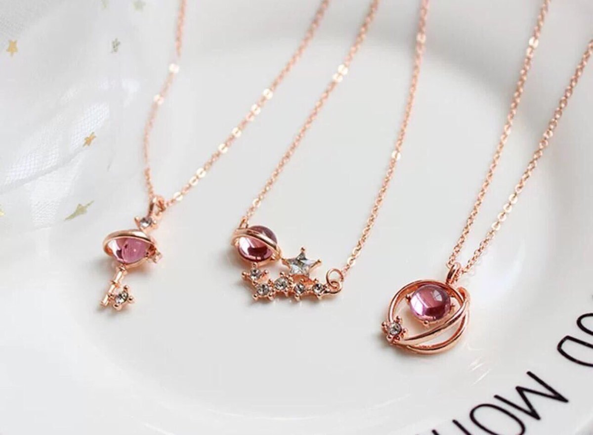 93xStore's tweet photo. < เปิดพรี รอบที่ 4 > 
💫 เช็ตสร้อยคอ Planet ได้ 3 เส้น ราคา 150 บาท มี 2 สีโรสโกลด์, ฟ้าทะเล บอกเลยใครได้ไปคุ้มมาก เพราะงานจริงสวยเกินคุ้มราคา

1 เช็ต = 1 สี / สร้อยทั้ง 3 แบบ (งดคละ)
 
📦 ปิดพรี : 14 ก.ย
✈️ รอสินค้าถึงไทย 15-25 วัน https://t.co/W91V5sWmeX