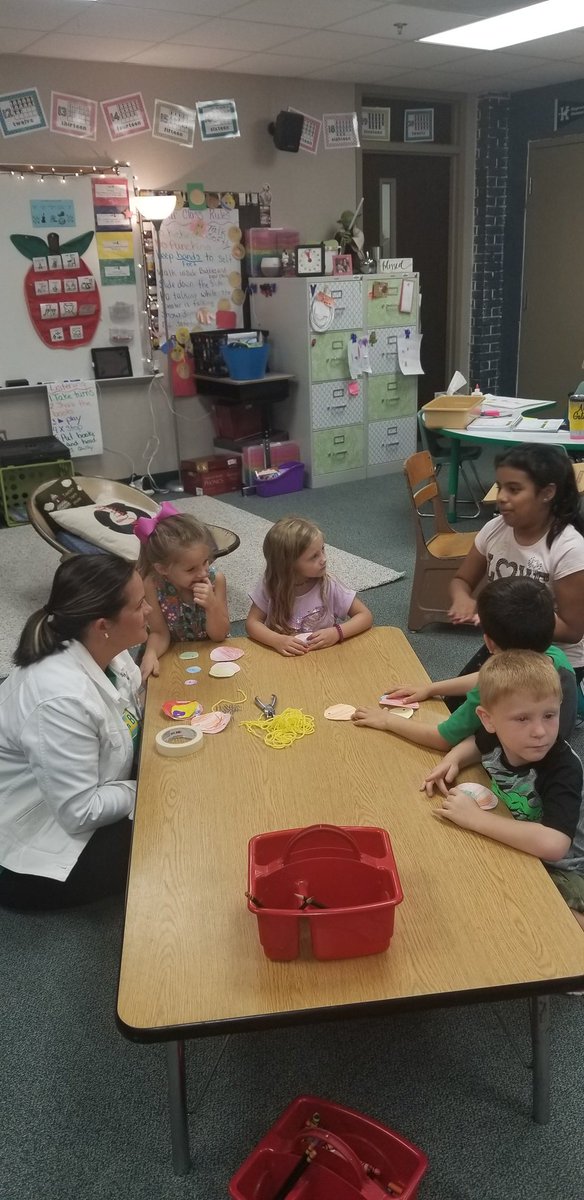 These 5th graders did an amazing job doing student lead science lab with kindergarten!  <a href="/HumbleISD_BBE/">Bear Branch Elem</a>  @bbeSpears  #bethelight #elmerpride