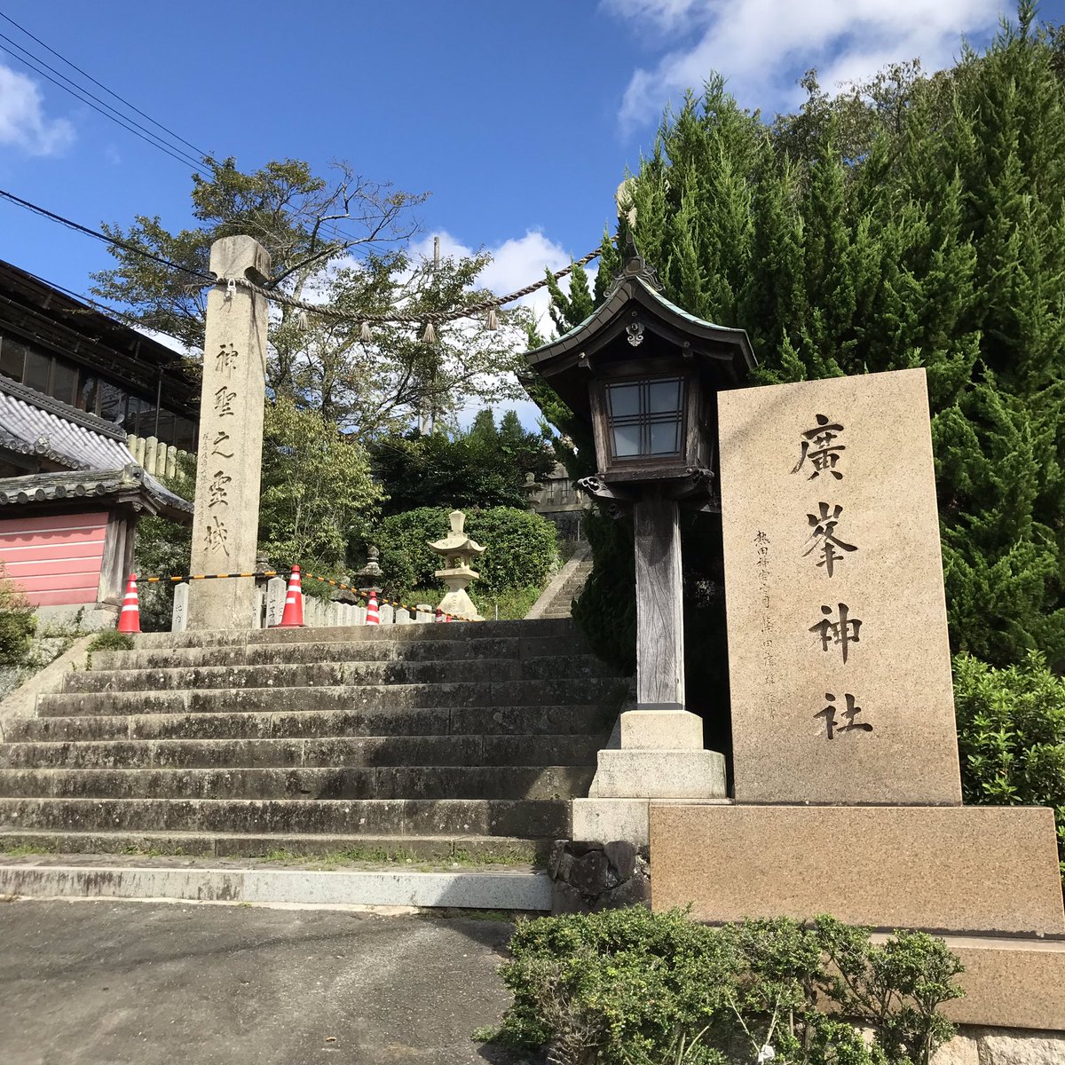 odekakezuki's tweet photo. 廣峰神社
京都八坂神社の元宮である廣峰神社に参拝。姫路駅北口からバスで約20分で広峰バス停。ここから、登り道を徒歩35分で本殿に到着。本殿は修復中でしたか、本殿横に官兵衛神社が建造中でした(*_*) https://t.co/esqcaTobTg