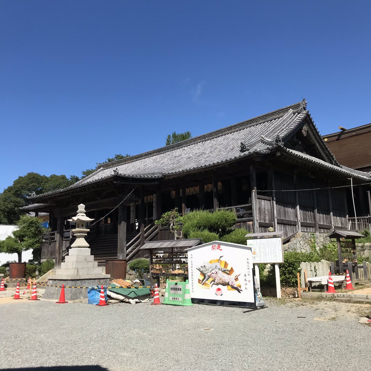odekakezuki's tweet photo. 廣峰神社
京都八坂神社の元宮である廣峰神社に参拝。姫路駅北口からバスで約20分で広峰バス停。ここから、登り道を徒歩35分で本殿に到着。本殿は修復中でしたか、本殿横に官兵衛神社が建造中でした(*_*) https://t.co/esqcaTobTg