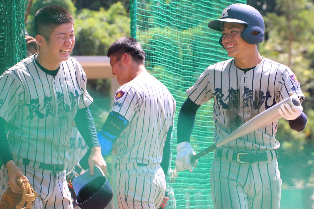 ___sg89's tweet photo. 載せるか迷ったけどめっちゃ楽しそうに野球する人たちを見てほしい（笑）
最後にこんなに楽しそうに野球する32期を見れてほんまによかった。なんかちょっと感動。みんなの笑顔が素敵すぎて🥺🧡
高校野球ってほんまにいいなって思った。

保護者の方も最後まで色々ありがとうございました。 https://t.co/smjKhdexP4