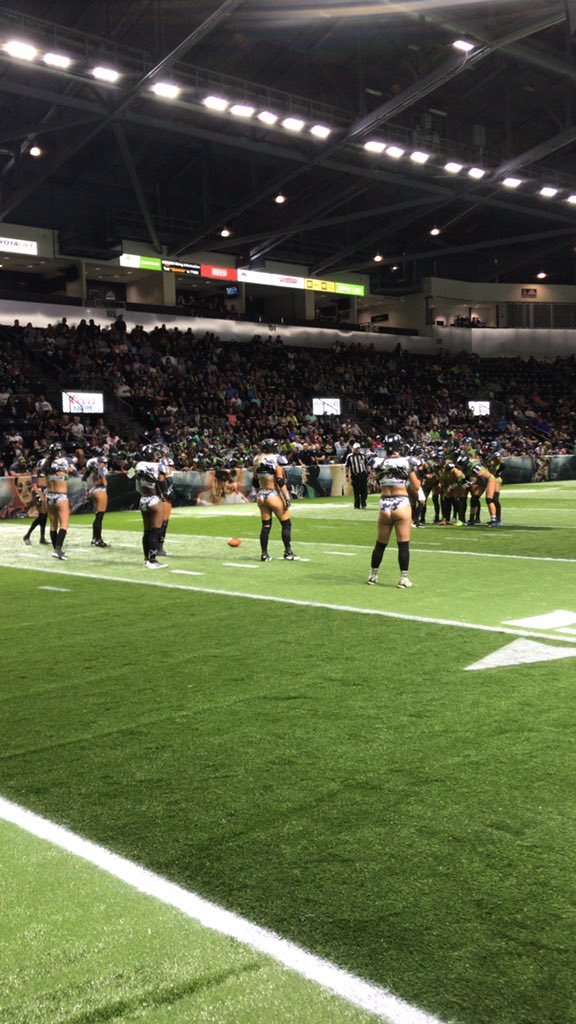 BigLo66's tweet image. It’s all @MySeattleMist so far at the @ShoWareCenter !! @SteviBreezy is simply unstoppable! #UNSTOPABULL #GoMist #LFLLegendsCup