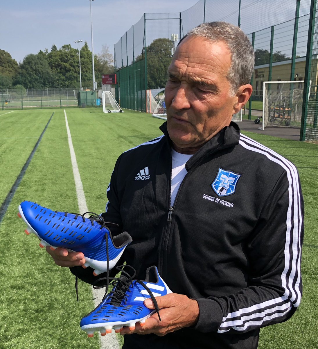 dave_alred's tweet photo. Checking the complete kickers performance kit (tee coming soon) malice elite predator - with grip on impact technology - a ball with even compression -‘no limits performance journal’ to check progress & on line tutorials from @DairMagazine @adidasUK #nolomits https://t.co/K3FsFGJAAB