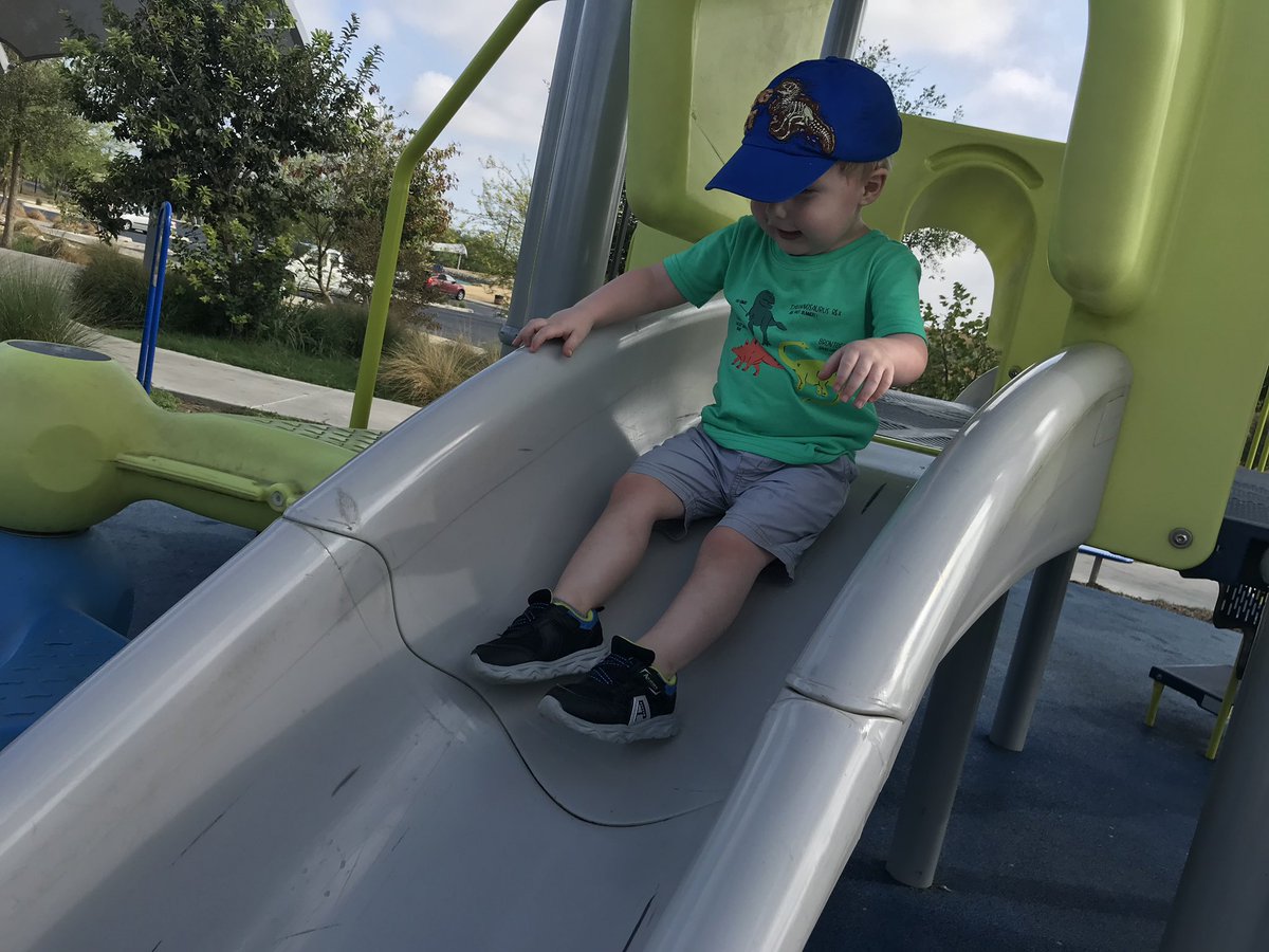 Songbird88's tweet photo. Fun at this park this morning 💖💙💙💙 https://t.co/BfhyEgG60T