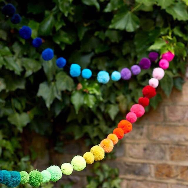 SelenxB's tweet photo. #JoysBDandBS

—Al entrar al jardín delantero de la mansión de los Gómez un camino de globos guiaba hasta el jardín trasero donde las decoraciones coloridas invadían la zona, y sobre el césped se tendían mantas para que los invitados se instalaran; la fiesta daba comienzo. https://t.co/Tn5EPOLxX1