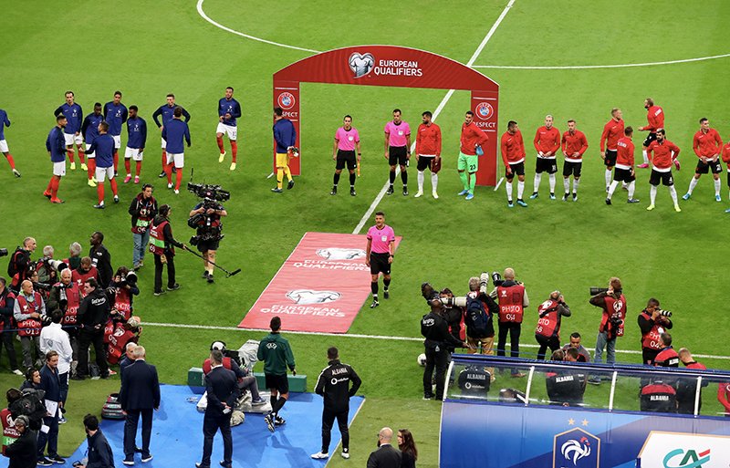 超ワールドサッカー 失態 フランス失態 国歌を取り違えキックオフ遅れ さらに謝罪の相手も間違える失態 ユーロ予選の フランス代表vs アルバニア代表の試合で アンドラの国歌が流れた さらにアナウンスでは違う国の名前が 詳細