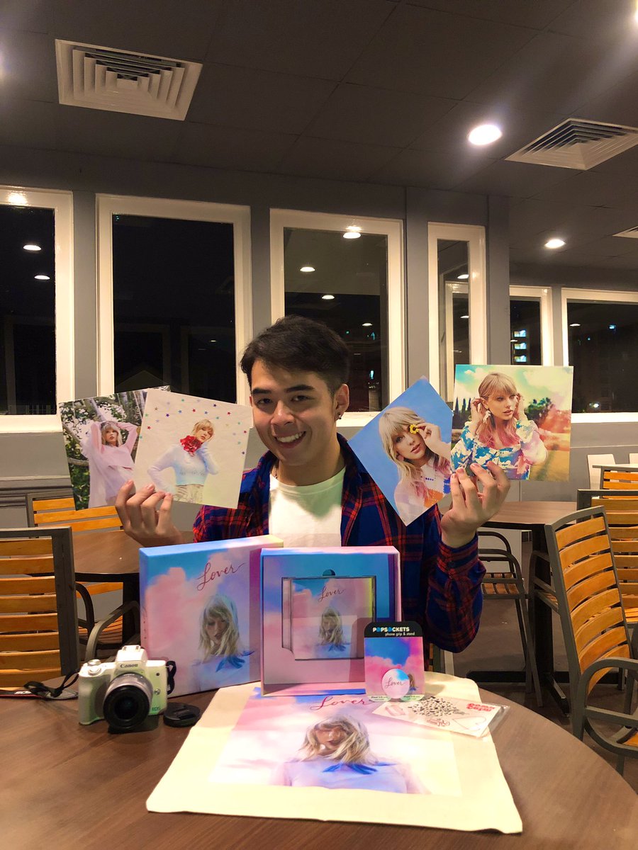 Luwis_swift's tweet image. Can’t spell AWESOME without ME and I finally got mine!!!! A huge Swifties sending love to @taylorswift13 from 🇲🇾 MALAYSIA !!!! @taylorswift13 @taylornation13 notice me! And stream #Lover #LoverOutNow #TaylorSwift #taylurking ❤️❤️❤️❤️❤️❤️❤️❤️❤️❤️❤️❤️❤️