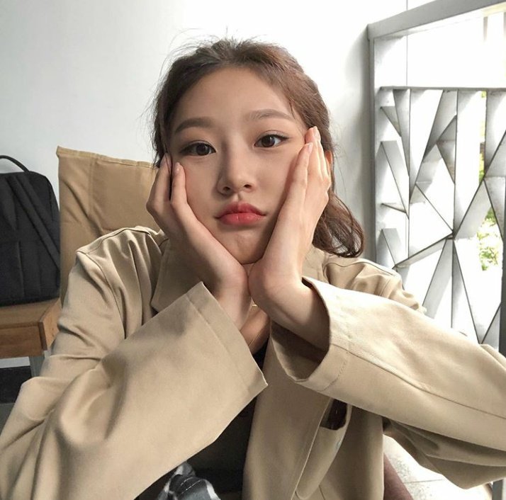 SAERONESIA's tweet photo. [TRANS] 190908 Kim Sae Ron (ron_sae) IG Update:

so round🐰

-

bulatnya🐰

#kimsaeron #김새론 #leverage #레버리지 #kdrama #koreandrama #drama

she said that her face is so round 😂 but look, she is still pretty and cutie! https://t.co/Iui45cSSYF