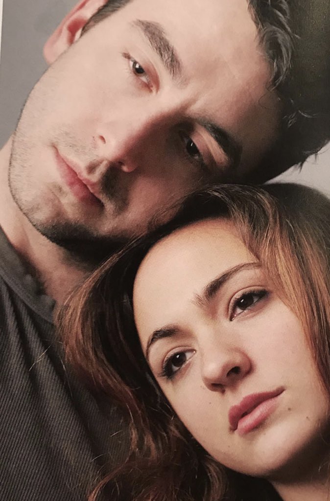 تفسير "وضع الرأس على الرأس الآخر":
تسمى هذه الحركة قبلة الرأس ، وتدل على العشق والحب وحاجة المتحابين للإبتعاد عن الضجيج و عمن حولهم ..