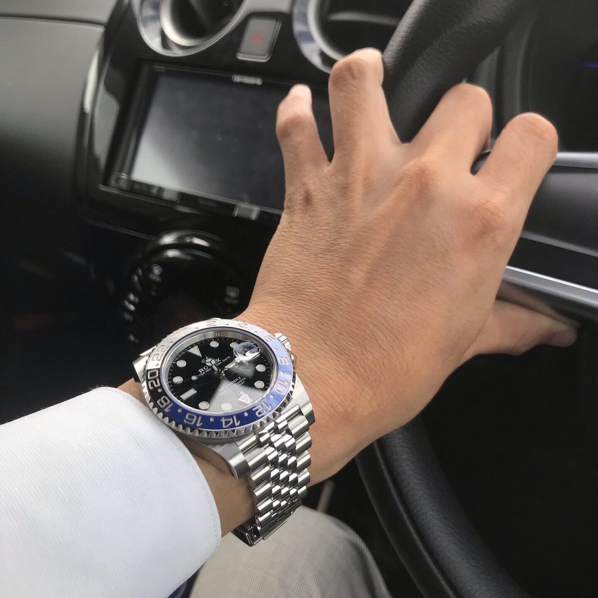 juuunejuunjun's tweet photo. トンネル前、トンネル中。
ハンドルの握り方のクセがすごい。
#ロレックス #rolex #ロレックスgmtマスター2 #gmtマスター #ロレックスgmtマスター2 #gmtmaster #gmtmaster2batman https://t.co/4KT2Z0axLZ