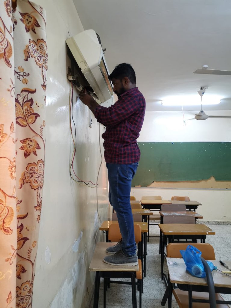 حرصت إدارة المدرسة على توفير الجو المناسب والبيئة المناسبة للمعلم والطالب فقد قام الاستاذ هلال بن ناصر السعدي أخصائي شؤون إدارية و مالية بمتابعة صيانة الأدوات الكهربائية والمكيفات في المدرسة