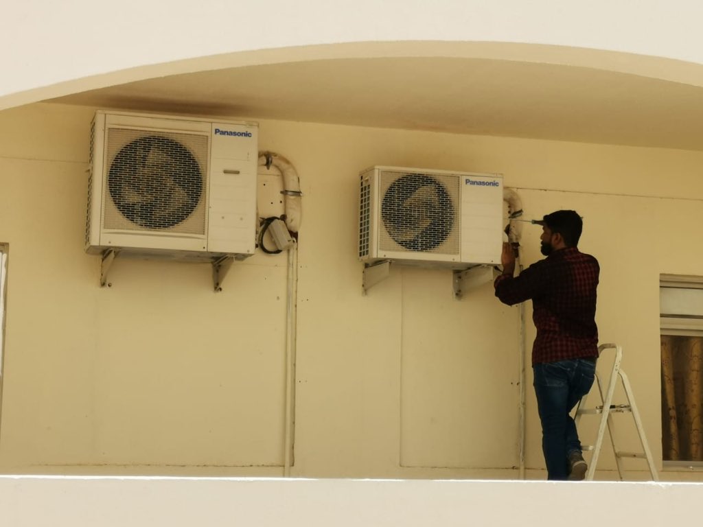 edugovsbt3217's tweet photo. حرصت إدارة المدرسة على توفير الجو المناسب والبيئة المناسبة للمعلم والطالب فقد قام الاستاذ هلال بن ناصر السعدي أخصائي شؤون إدارية و مالية بمتابعة صيانة الأدوات الكهربائية والمكيفات في المدرسة https://t.co/LxL5e48waY