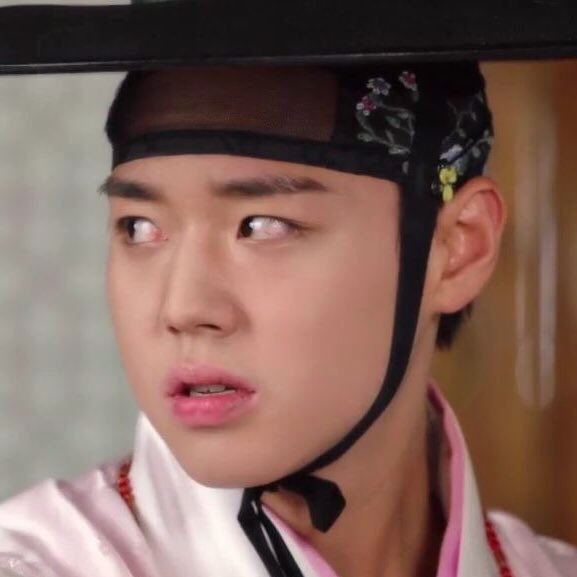 รับบทเป็นหมูที่เก้วก้าดของเรื่องหรอ