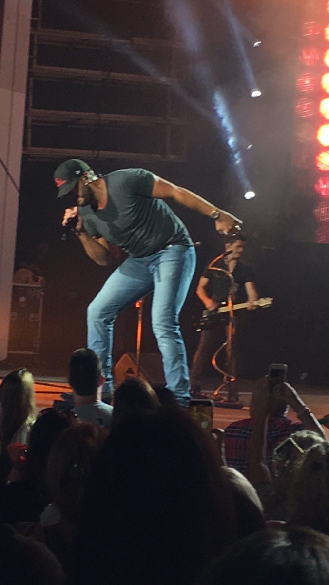 AmandaNalitt's tweet photo. @LukeBryanOnline yassss Luke Bryan @PNCArtsCenter @Country_Fan_86 @countrymusichof @NYCountry947 @SXMTheHighway https://t.co/EEoVYLUC24