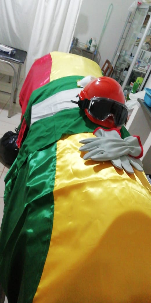 grupoeldeber's tweet photo. #Último Velan en Concepción el cuerpo de Miguel Suárez, el voluntario fallecido en la comunidad de Palestina este sábado. Él había llegado de La Paz hace dos días para ayudar a combatir los incendios.

Foto: Fernando Soria https://t.co/7AUEJF3se8