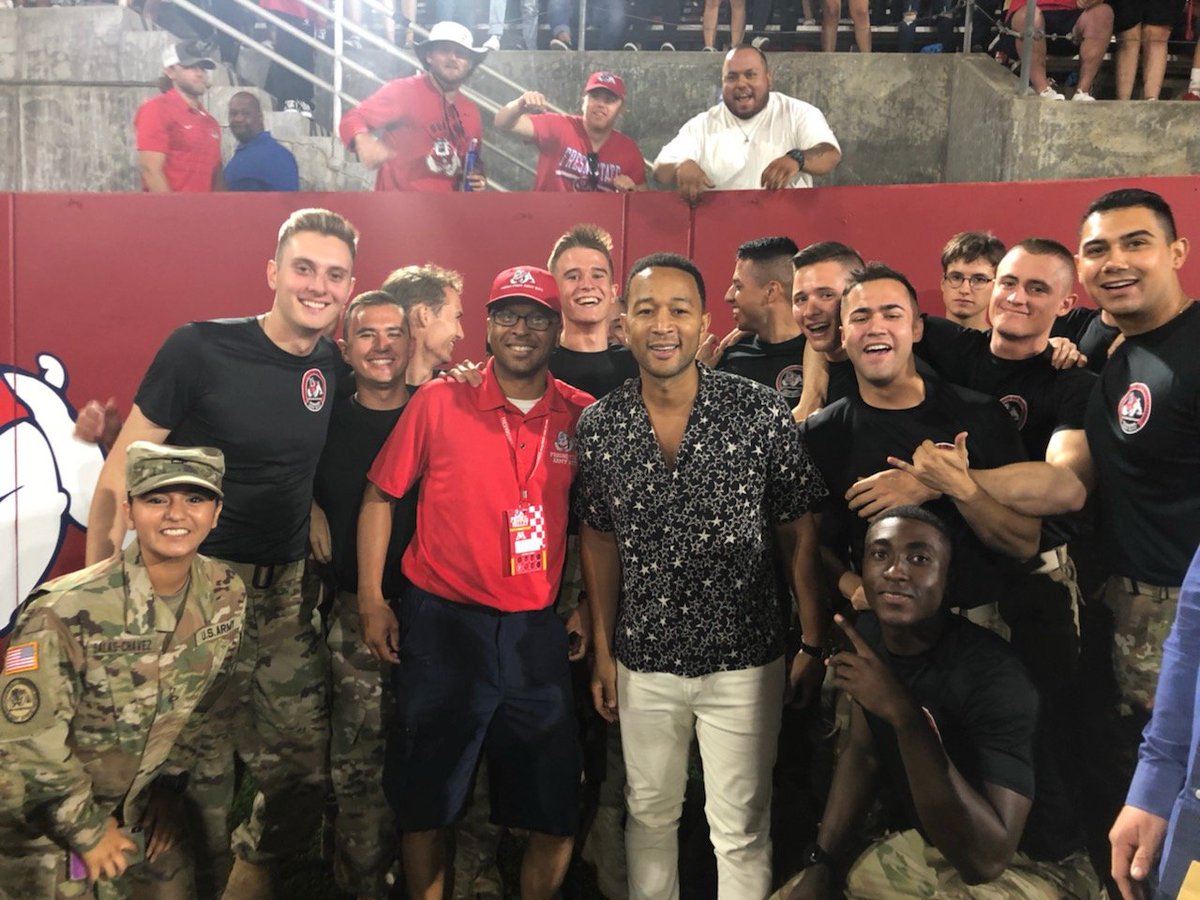 arizmendijaime1's tweet photo. At the Fresno State vs. Minnesota game, John Legend stopped by to take a picture w the ROTC. https://t.co/rfZjNfuKCu
