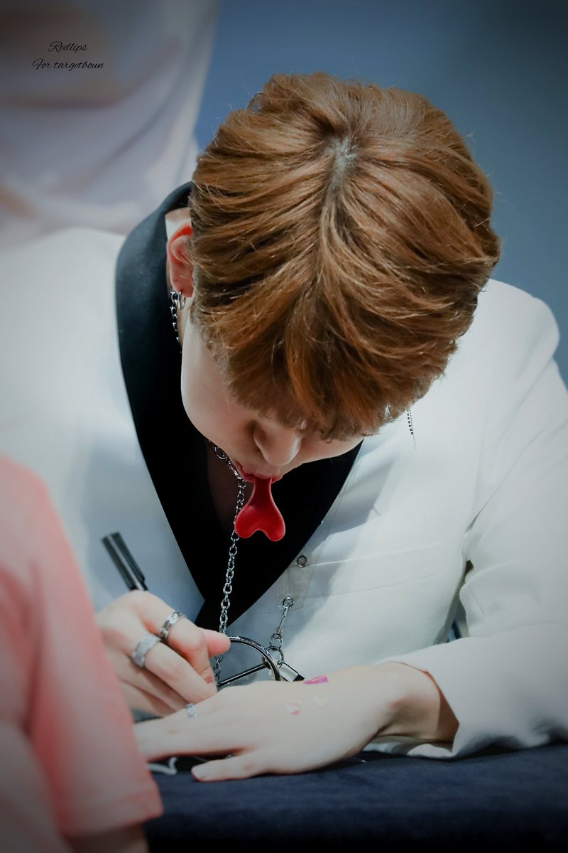 red lips💄 tweet media