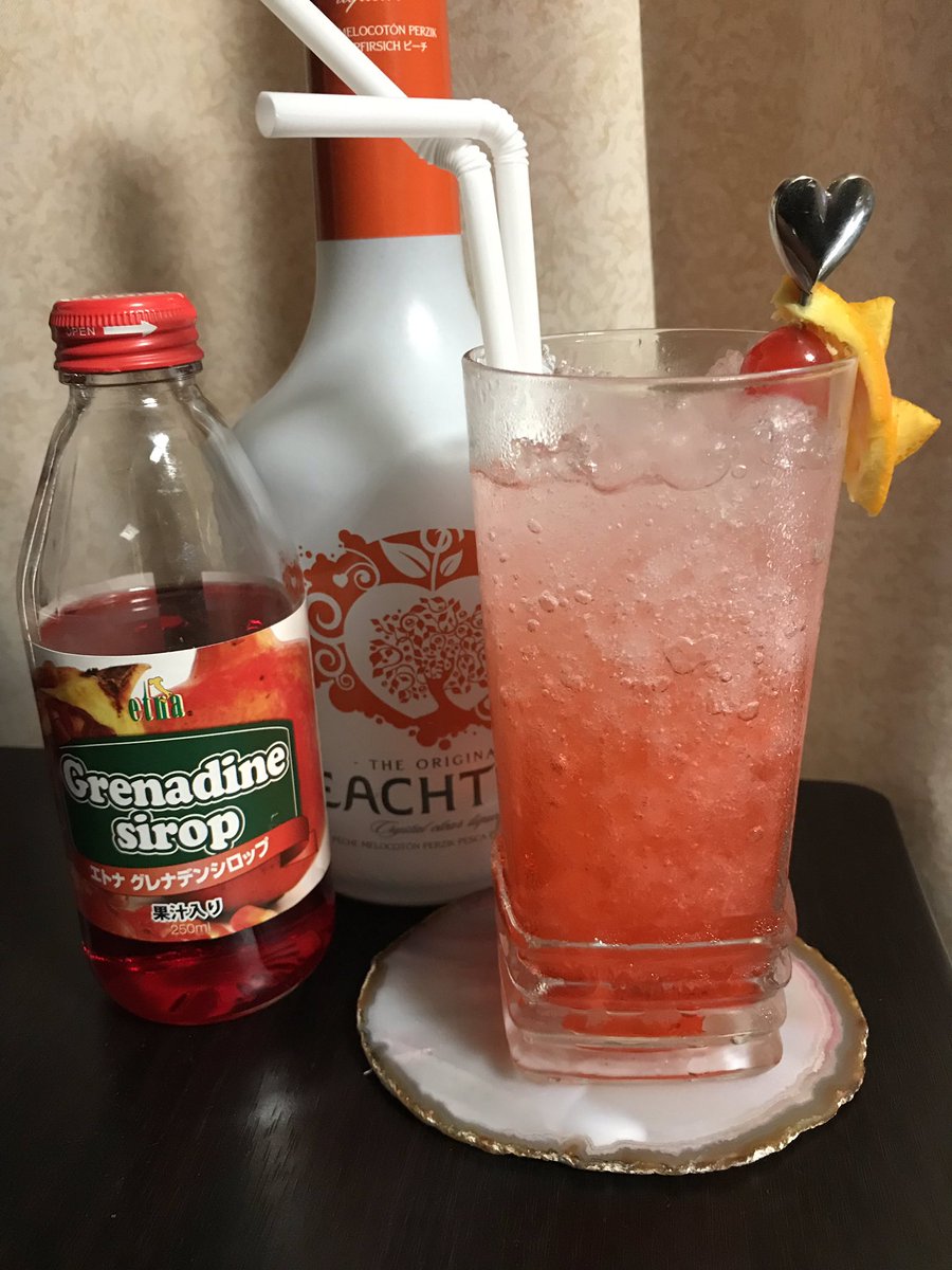 プラム お飲み物は如何しますか 衣装的になったかしら ピーチツリー30ml グレナデンシロップ15ml ソーダ水 ソーダ水以外をシェークしてグラスに注ぐ クラッシュアイスを満たしてソーダ水でフルアップ オレンジの皮を飾って ストロー2本を挿す かなり