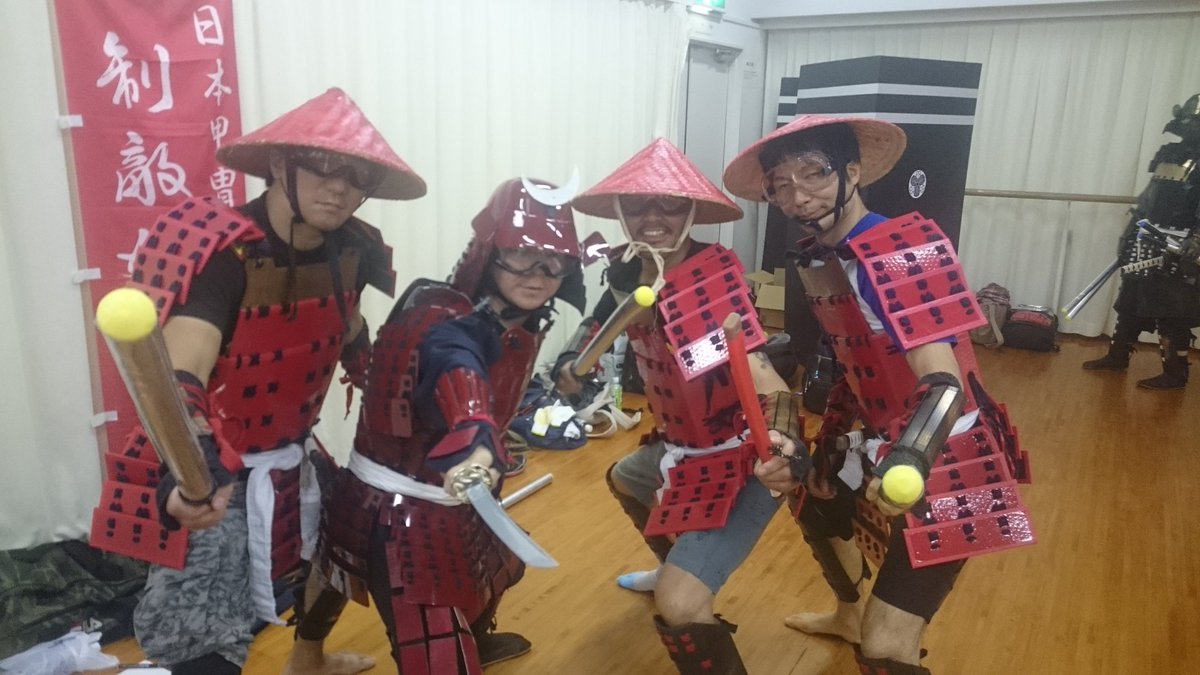 戦国時代は刀を片手で使った 両手で刀を持つと槍の突き 飛んでくる矢を巧く捌けない ガチ甲冑合戦 日本甲冑合戦之会 Togetter