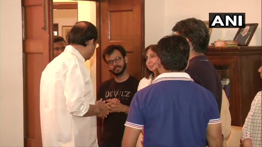 ANI's tweet photo. Delhi: Vice President M Venkaiah Naidu pays last respects to veteran lawyer and former Union Minister Ram Jethmalani. He passed away this morning at the age of 95. https://t.co/gfmKtjOmbL