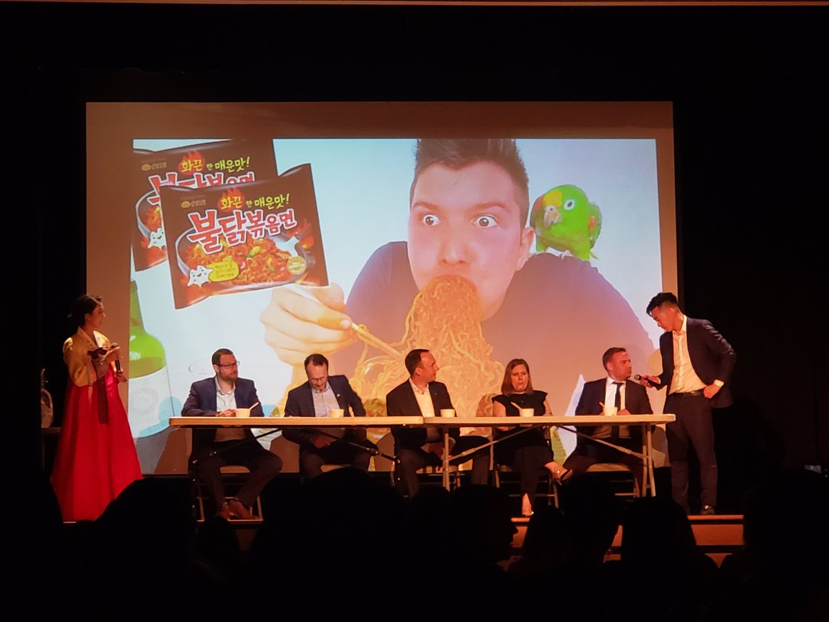 LowenTrang_TD's tweet photo. Fun night @TDChuseok2019 with my #FleetwoodFam 💚 @GurjivChahil_TD @AndyCribb_TD https://t.co/SOH7skbqaE