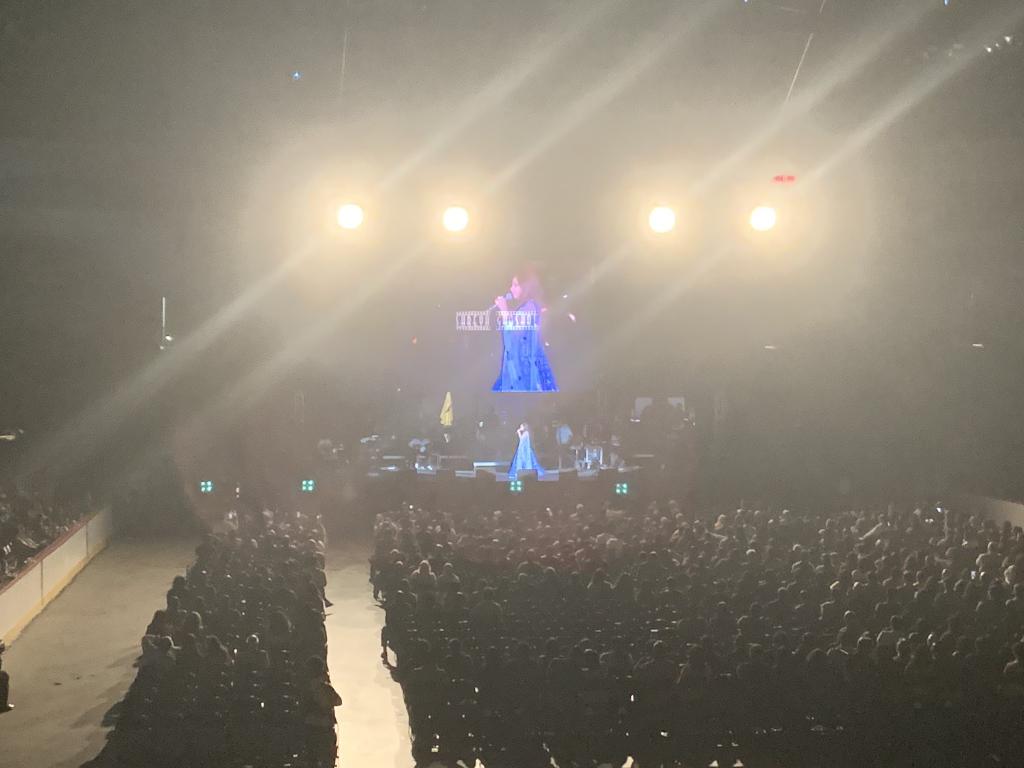 sgfc_tamizhnadu's tweet photo. *SG MAGIC IN NEW JERSEY*
When the queen rocking #NewJersey with her Mellifluous Voice on #7Sep2019...Ufff...The Crowd😍
#ShreyaGhoshalNorthAmericaTour2019 https://t.co/qeTSldxLz6