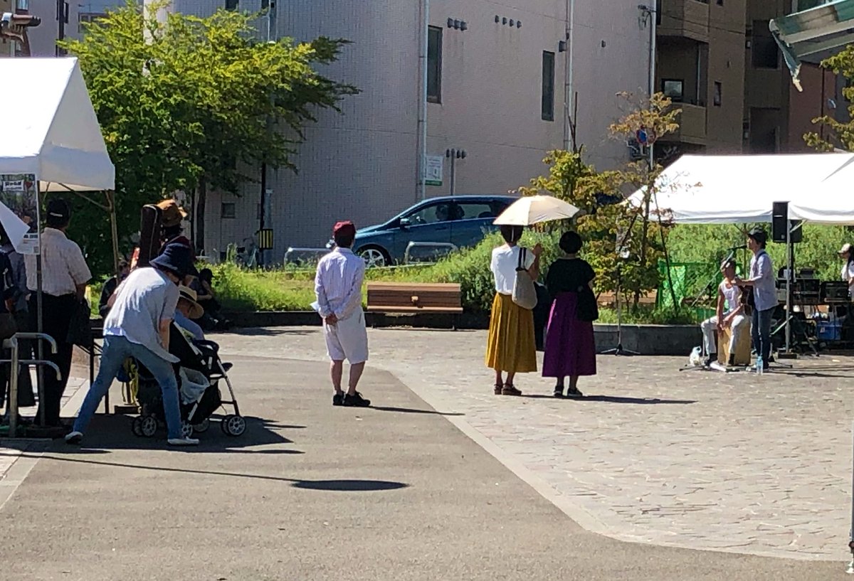 kiriri_n's tweet photo. 榴岡公園南エントランス。
櫻井商店さんが出店してると聞き、やっと本日の一杯目にありつく(笑)
ここのステージ、ギャラリーとの距離ありすぎなのよねー…
左側にはお客さんいっぱいいるのに、この角度からだとスカスカに見えちゃう😅
#定禅寺ストリートジャズフェスティバル #jsf2019 https://t.co/bPZK5lwzoH