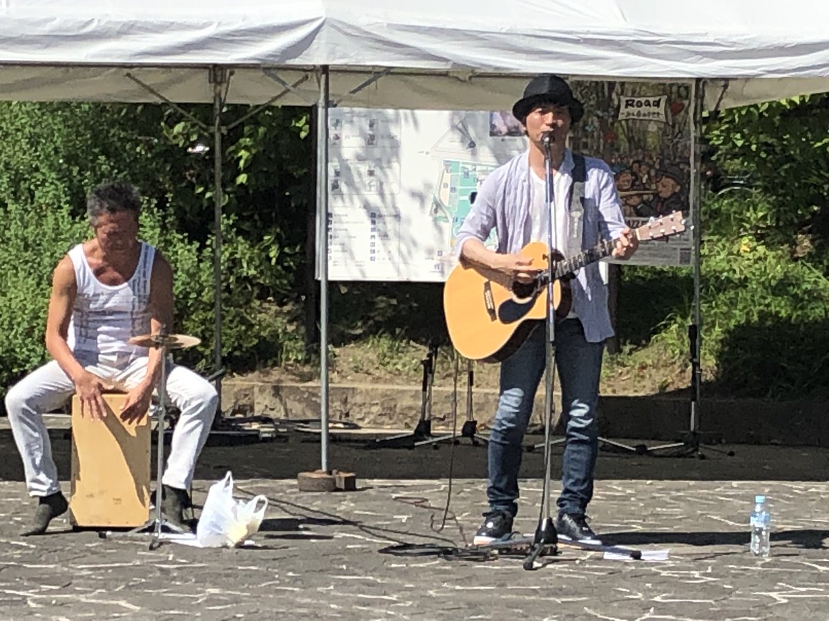 kiriri_n's tweet photo. 榴岡公園南エントランス。
櫻井商店さんが出店してると聞き、やっと本日の一杯目にありつく(笑)
ここのステージ、ギャラリーとの距離ありすぎなのよねー…
左側にはお客さんいっぱいいるのに、この角度からだとスカスカに見えちゃう😅
#定禅寺ストリートジャズフェスティバル #jsf2019 https://t.co/bPZK5lwzoH