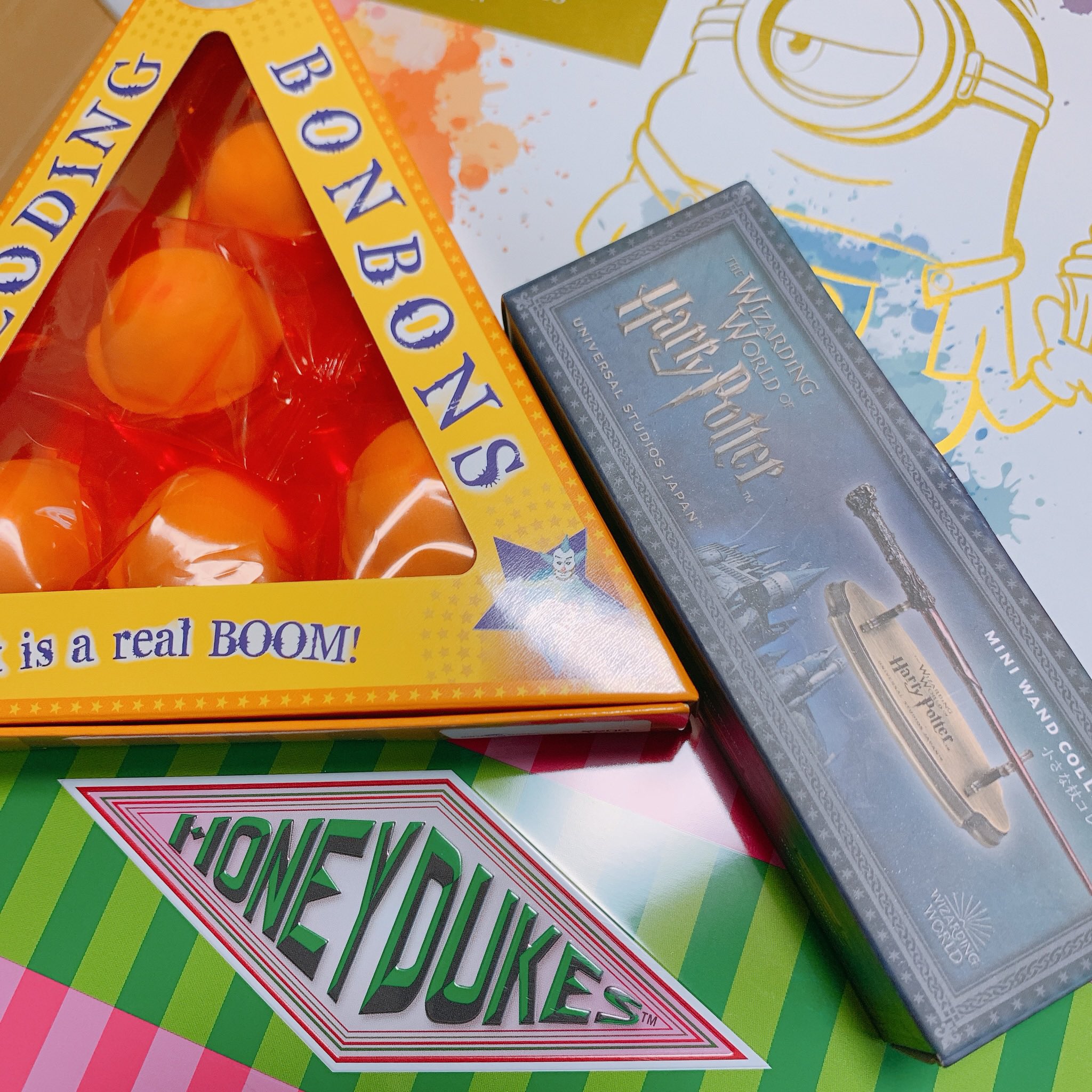 𝕞 𝕠 𝕤 𝕠 Auf Twitter Usjではハニーデュークスのクッキー缶 爆発ボンボン パチパチ チョコ 杖フィギュアとミニオンのチョコミルフィーユ買いました 一番好きなハリポタの蜂パチチョコ無くて残念 でもボンボンもパチパチするらしいので楽しみ T Co