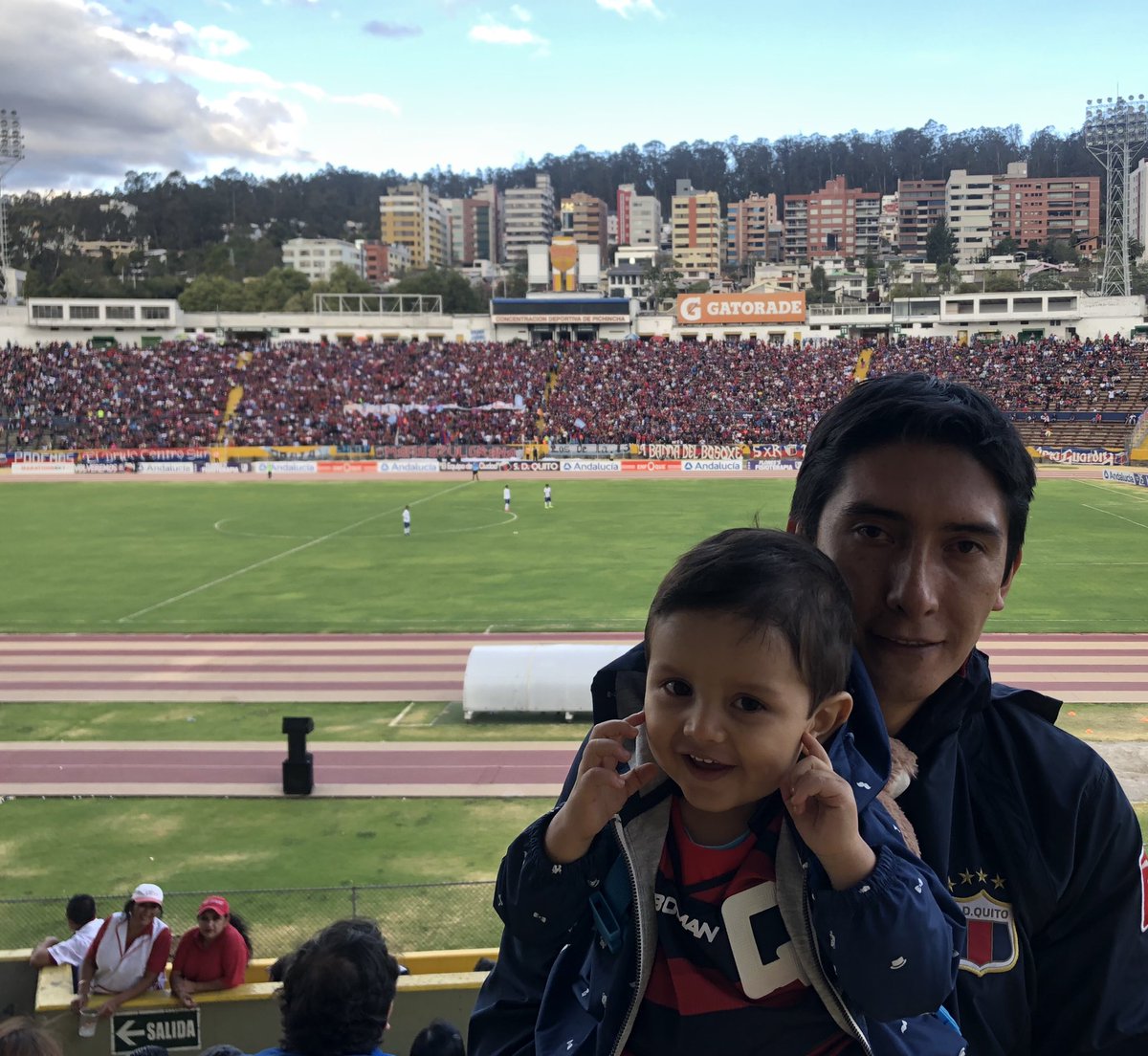 pbarrazueta's tweet photo. Su primera vez en el estadio. “Yo de pequeño me ponía la casaca azul y grana con locura...”🎶 Desde chiquito yo te vengo a ver🎵 #SDQUITO #LaAKDvaAvolver #ElQuitoVuelveACasa https://t.co/NB6NbM47pW