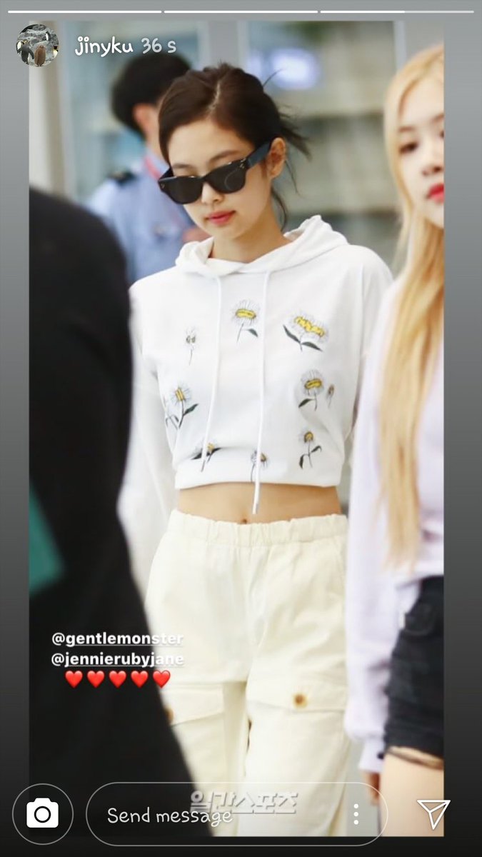 J_daisyrose1621's tweet photo. Gentlemonster 😎
#JENNIE #jenniefashion
#JN_fashion #Ruby_jnk https://t.co/Xh0uzmgDfE