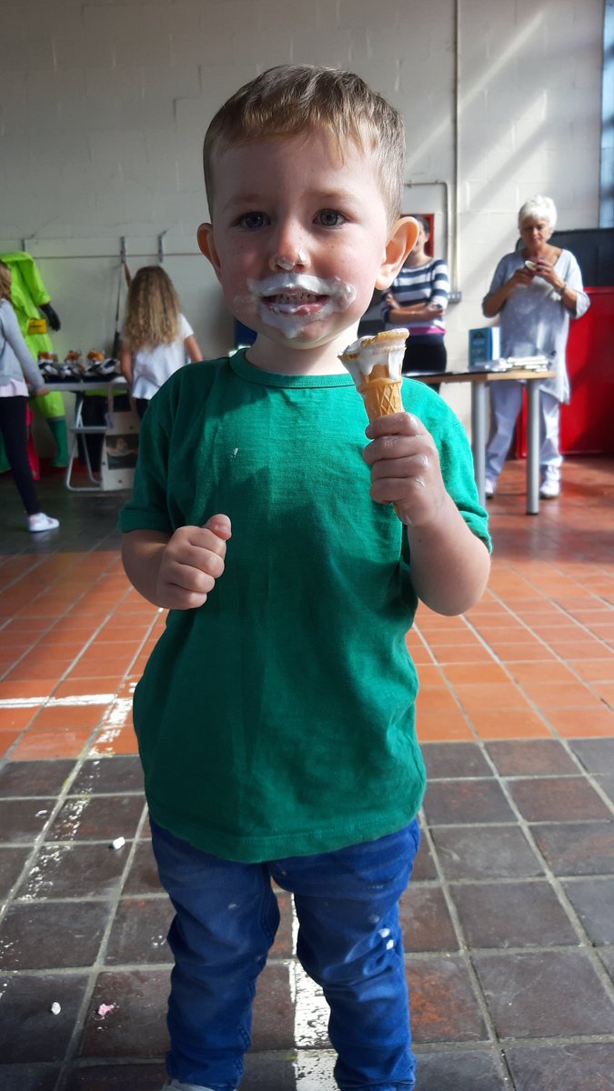 Acgray3189Ian's tweet image. Everyone's happy at leatherhead firestation open day