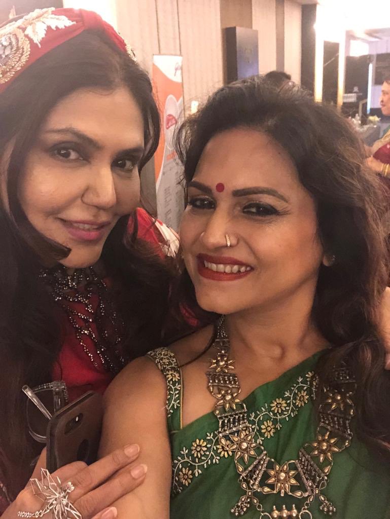 nishjamvwal's tweet photo. Early #Sundaymorning I set out for the panel on design & entertaining @GodrejAppliance & @FoodBloggerAI at #ChefMatters at The St. Regis Mumbai and here is a selfie right after our #paneldiscussion & while still on stage @chefananya @nishjamvwal @ChefRajiGupta @kirthishetty2 https://t.co/wrRlaPqQc0