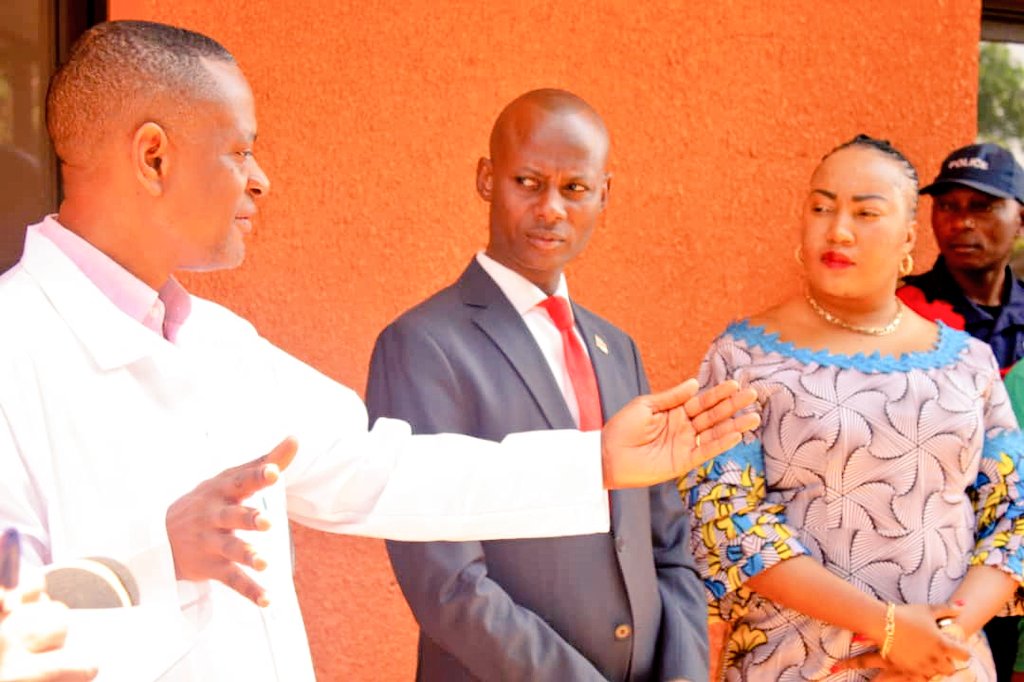 prescilliapande's tweet photo. #RDC :Le ministre de la santé et la commissaire des affaires sociales étaient à la polyclinique #BENIK qui offre les soins gratuits aux victimes de la fistule obstétricale, après opération, ces femmes sont assistées financièrement par le Gouvernement.
👉 https://t.co/OZhQXcideA https://t.co/jVrFe3IqYn