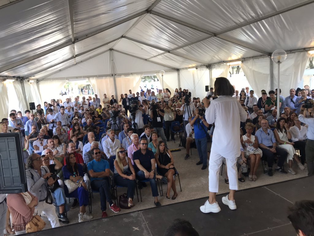 .<a href="/BerniniAM/">Anna Maria Bernini 🇮🇹</a>:”Questo è il governo Conte Bus: scende la Lega e sale il Pd.”
#Everest19