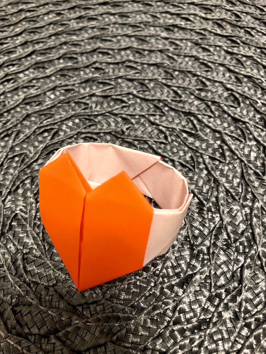 ひでひろ Hidehiro Sur Twitter フォロワーさんの折り紙を真似して作ってみました ハートのブレスレットです 私でも簡単だからすぐ出来ました 折り紙で何かを作るのは久しぶりです Japanese Origami さんのツイートでお気に入りがあれば作ってみてね