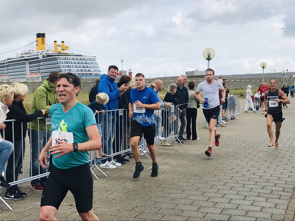 MarcHillebrink's tweet photo. Ondanks de buien een  groot aantal deelnemers aan de 27ste #pierloop #velsen.  Naast de guppenloop gaan de 10 en 15 km over het vernieuwde parcours vanaf  #Kennemerboulevaard #IJmuiden. @RauwaanZee @Run2DayNL https://t.co/MpGnhad5Dg
