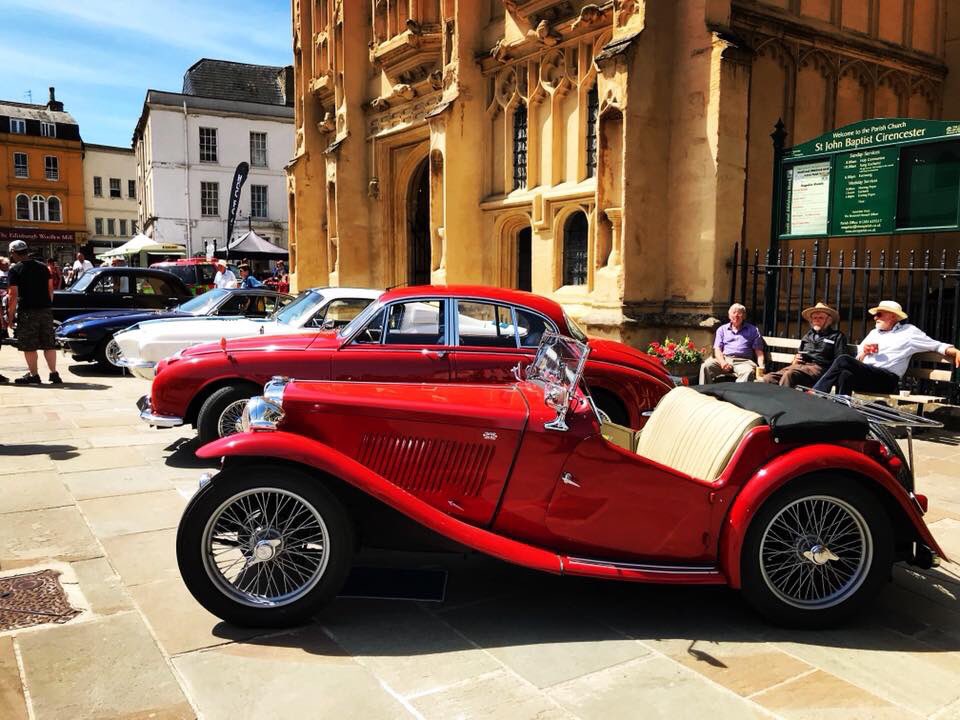 What are you doing today?  Check out the Classic Car Show in #cirencester until 5pm raising funds for @chyp_the_charity, organised and supported by <a href="/CirenAntiques25/">Cirencester Antiques</a> <a href="/CirenTC/">Cirencester Town Council</a> and @cirencestermarkets 🚙🚘🚗 #car #cars #classiccars
