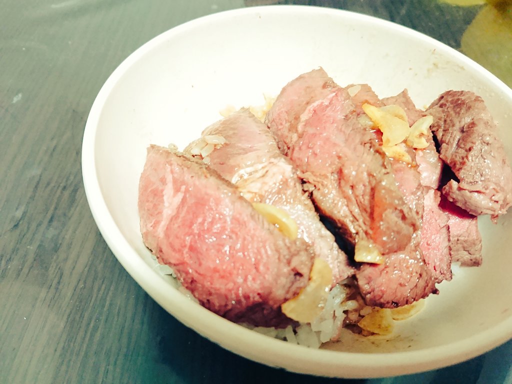 かおん ミコト コストコのミスジ肉を焼いて ステーキ丼にした 赤っぽく見えるけどちゃんと火は通ってるよ 柔らかくて美味しい また買お コストコ