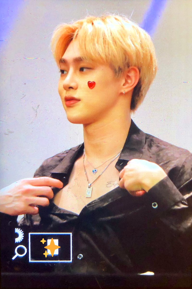 SHINEINBLACK_'s tweet photo. 190908 부끄🤭 #권현빈 #비니 #VIINI https://t.co/rnUVjNglW1