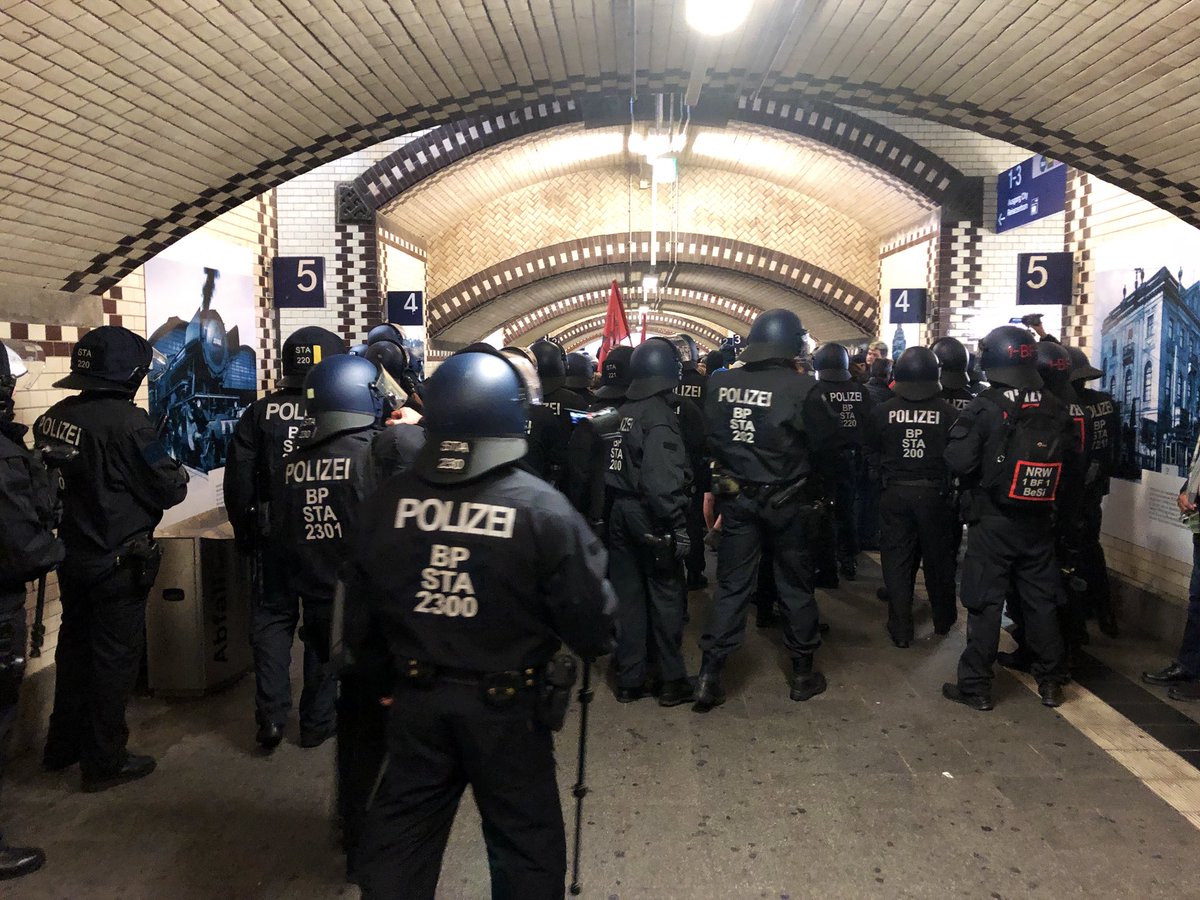 chefreporterNRW's tweet photo. Erste unruhige Szenen bei der Demo in #Moenchengladbach, linke Demonstranten blockieren kurzfristig den Hbf, gehen dann aber doch raus #mg0809 https://t.co/K59yxrBaVN