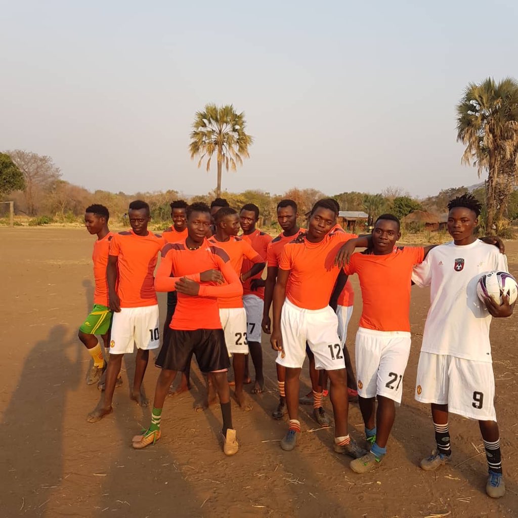 KitAid's tweet photo. #Kachingwe FC from the Chipata District of #Zambia in their #ManUtd shorts and new shirts.
And you thought your crossbar was wobbly!!! https://t.co/lxVZgiqnRy