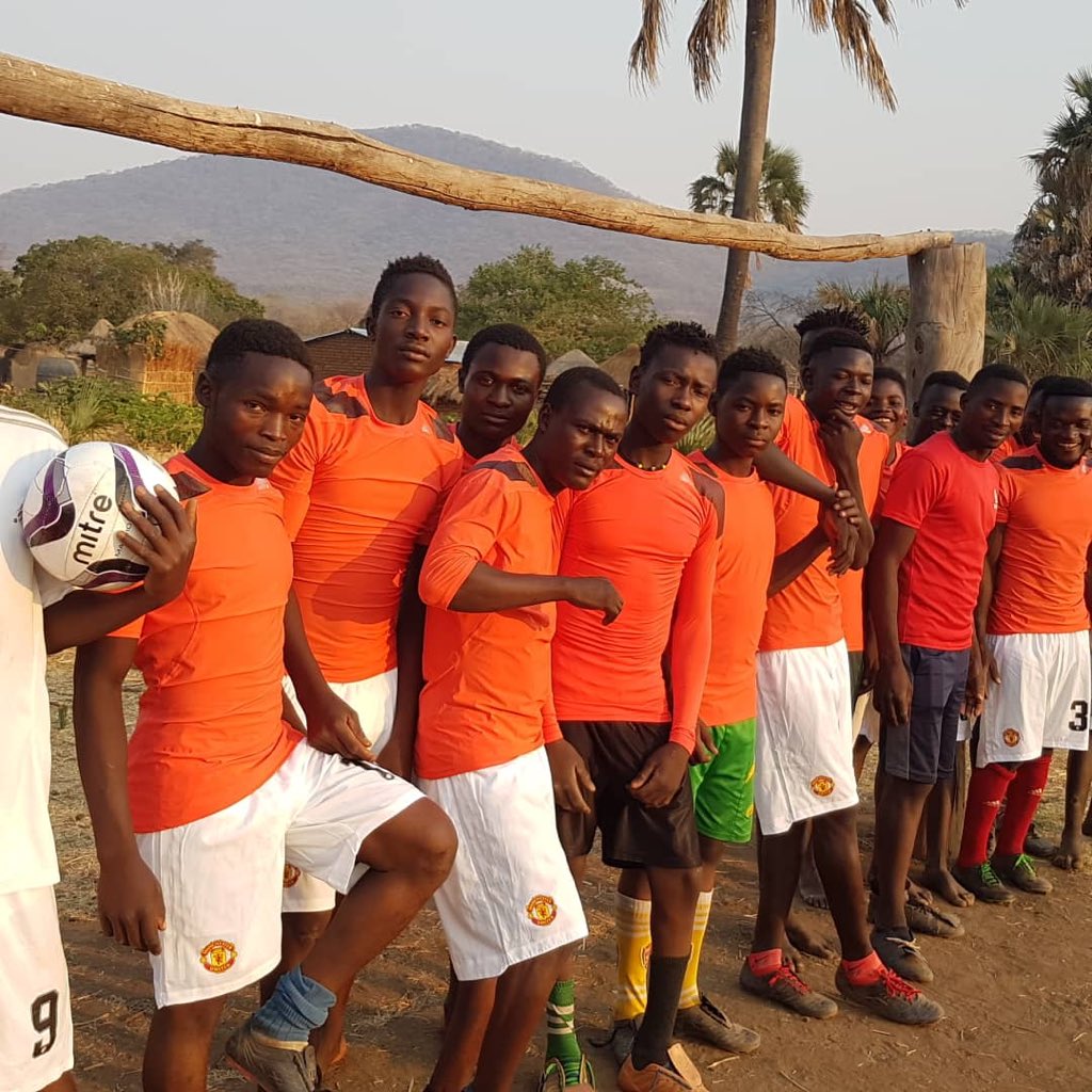 KitAid's tweet photo. #Kachingwe FC from the Chipata District of #Zambia in their #ManUtd shorts and new shirts.
And you thought your crossbar was wobbly!!! https://t.co/lxVZgiqnRy