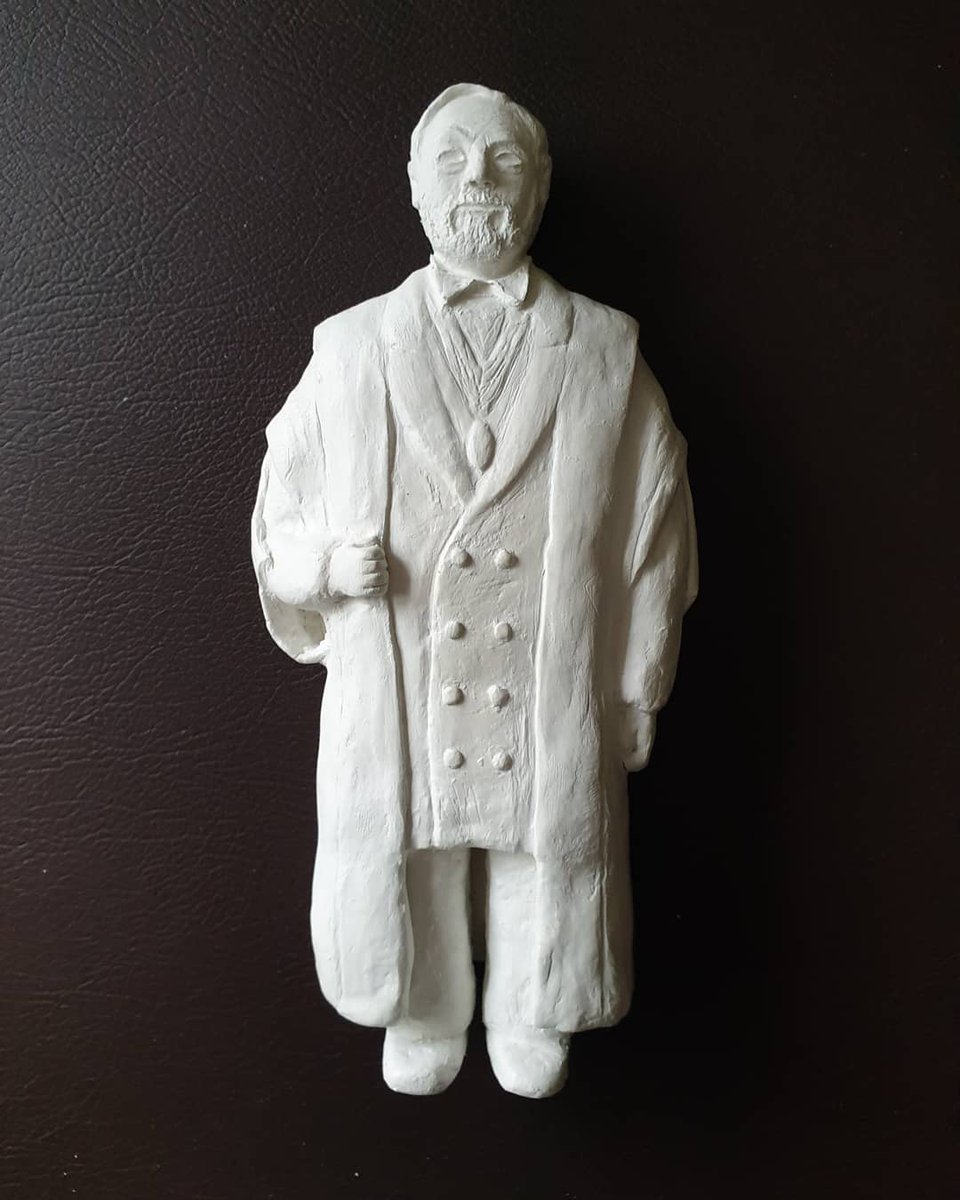 TanjaStrutzl's tweet image. I&apos;m still working on my #figure of @JaredHarris as #AbsalomBreakspear in @CarnivalRow &amp;amp; i think it looks not bad. Yesterday i made the head and now comes the last part ,the color 😀 #modelingclay #figures #statues #handmade @Allegratastic